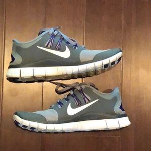 Gray Nike tennis shoes